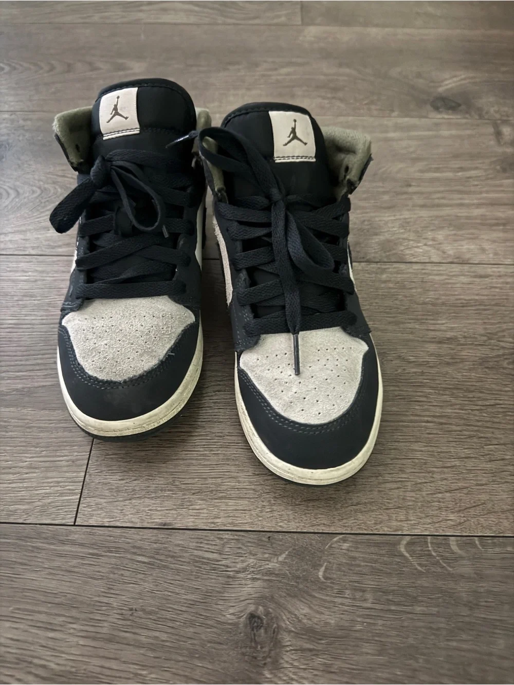 Nike Air Jordan retro 1 Mid SE Sneakers in Black and Light Gray